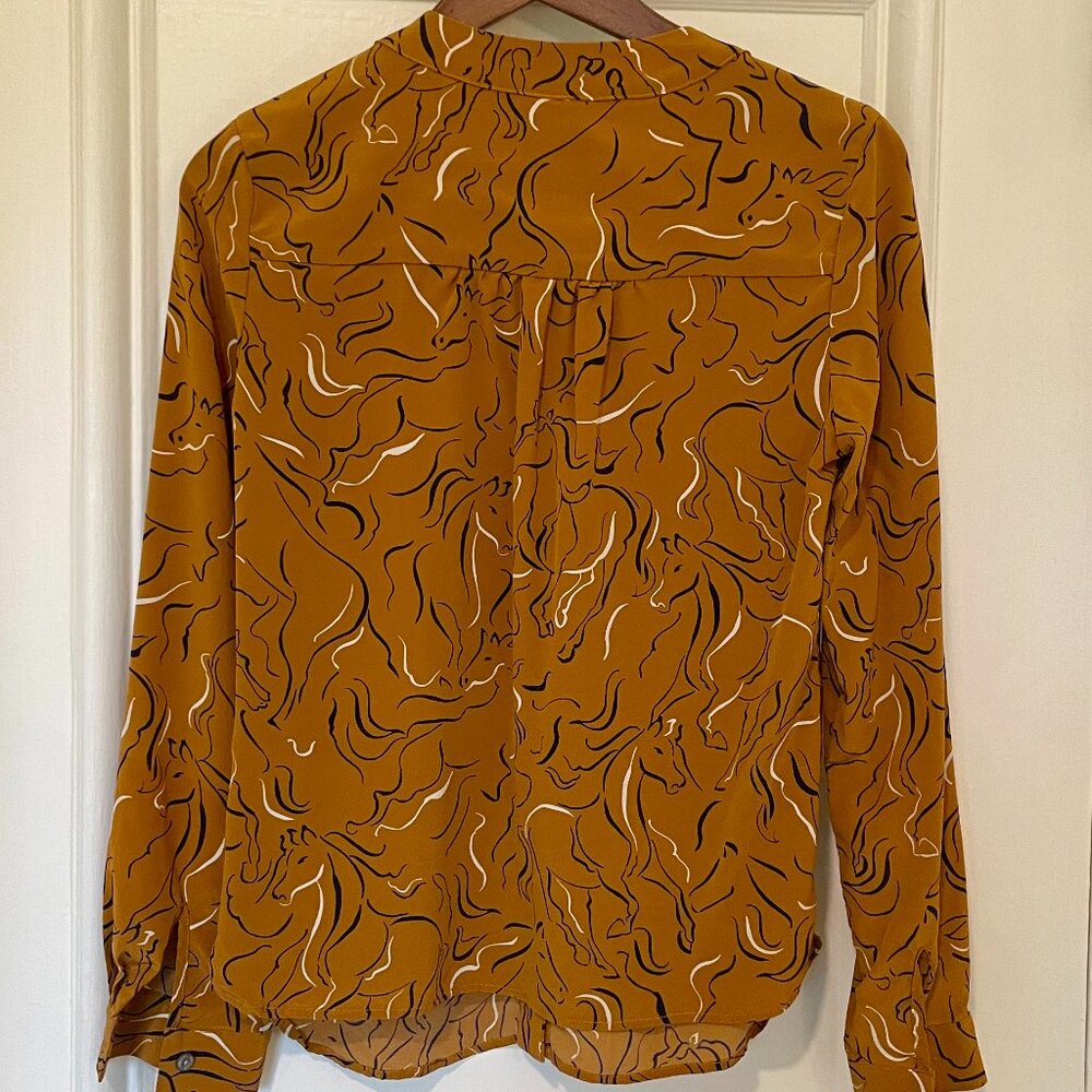Amour Vert Women’s Kaya Silk V-Neck Blouse In Wild Horse Print - Picture 3 of 8